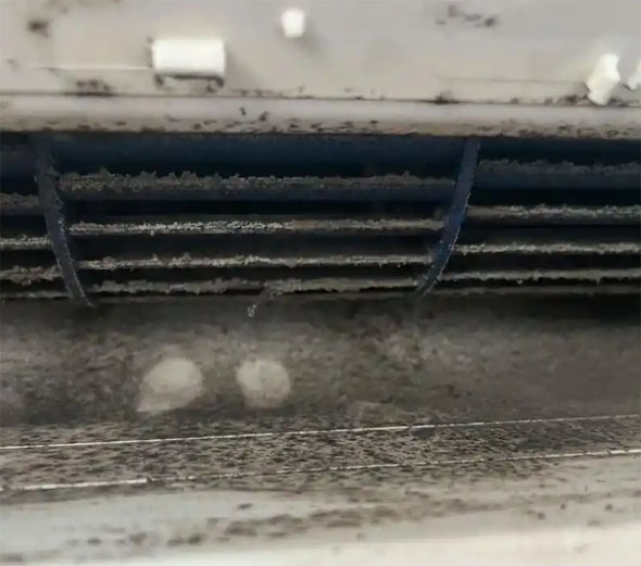 印江空调吹的风有股烧焦味是怎么回事